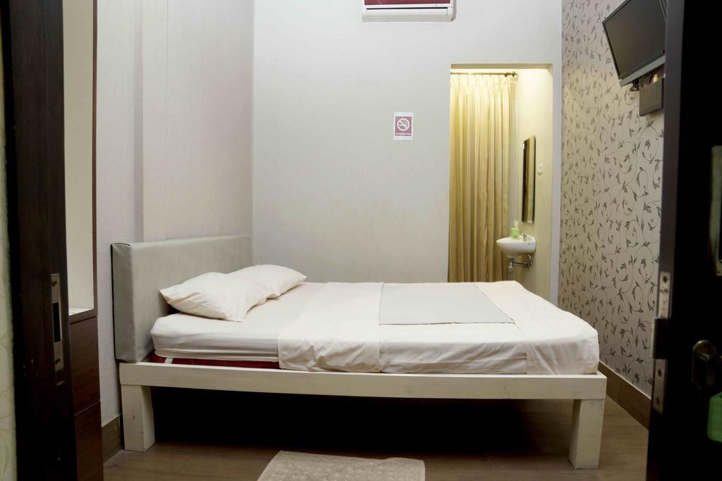 Premiere Hotel Tegal Room photo